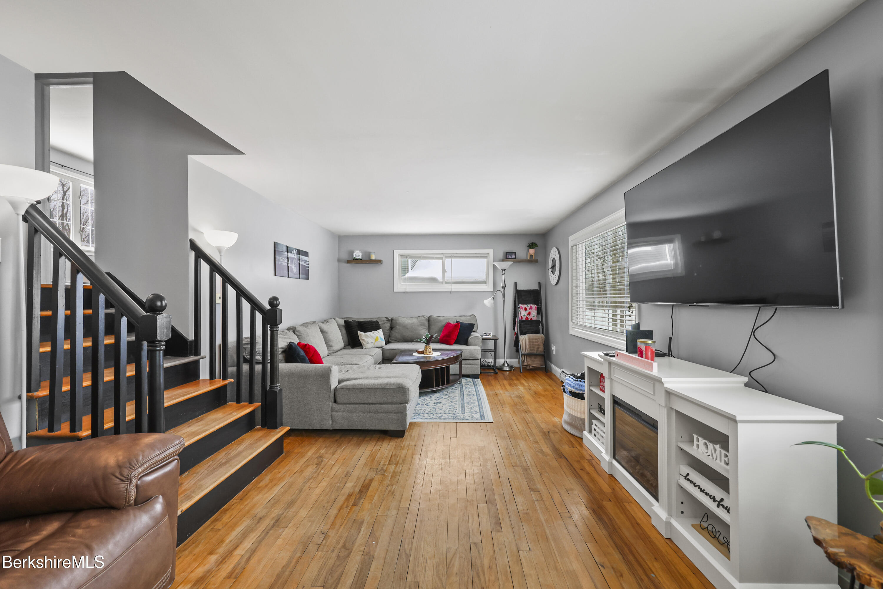 96 Broadview Terrace Pittsfield, MA 01201 - Photo 5 of 34 Living Room