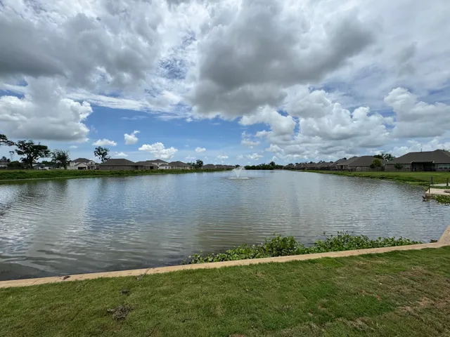 $369,900 | 101 Woodshore Crossing, Clute, TX 77531