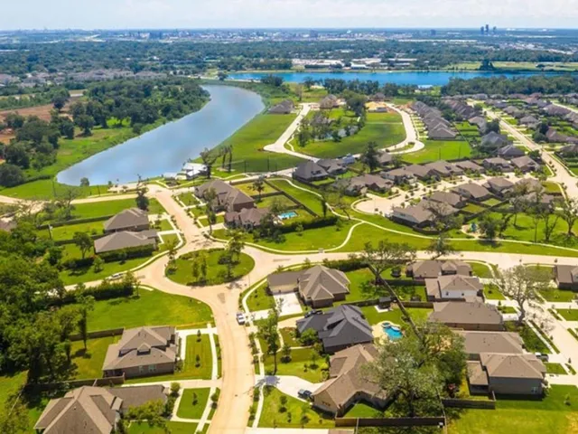 $369,900 | 101 Woodshore Crossing, Clute, TX 77531