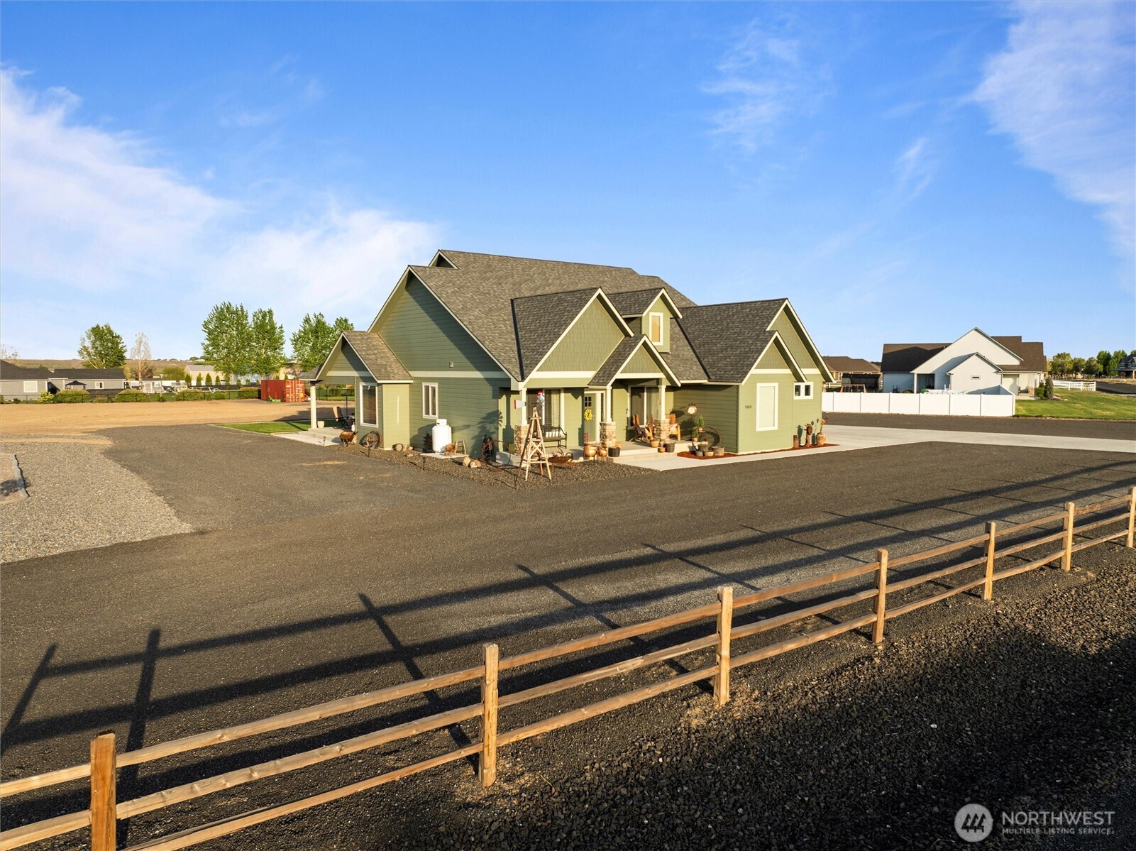 5889 Ne Road Moses Lake, WA 98837 - Photo 9 of 39 a view of a terrace with a table and chairs