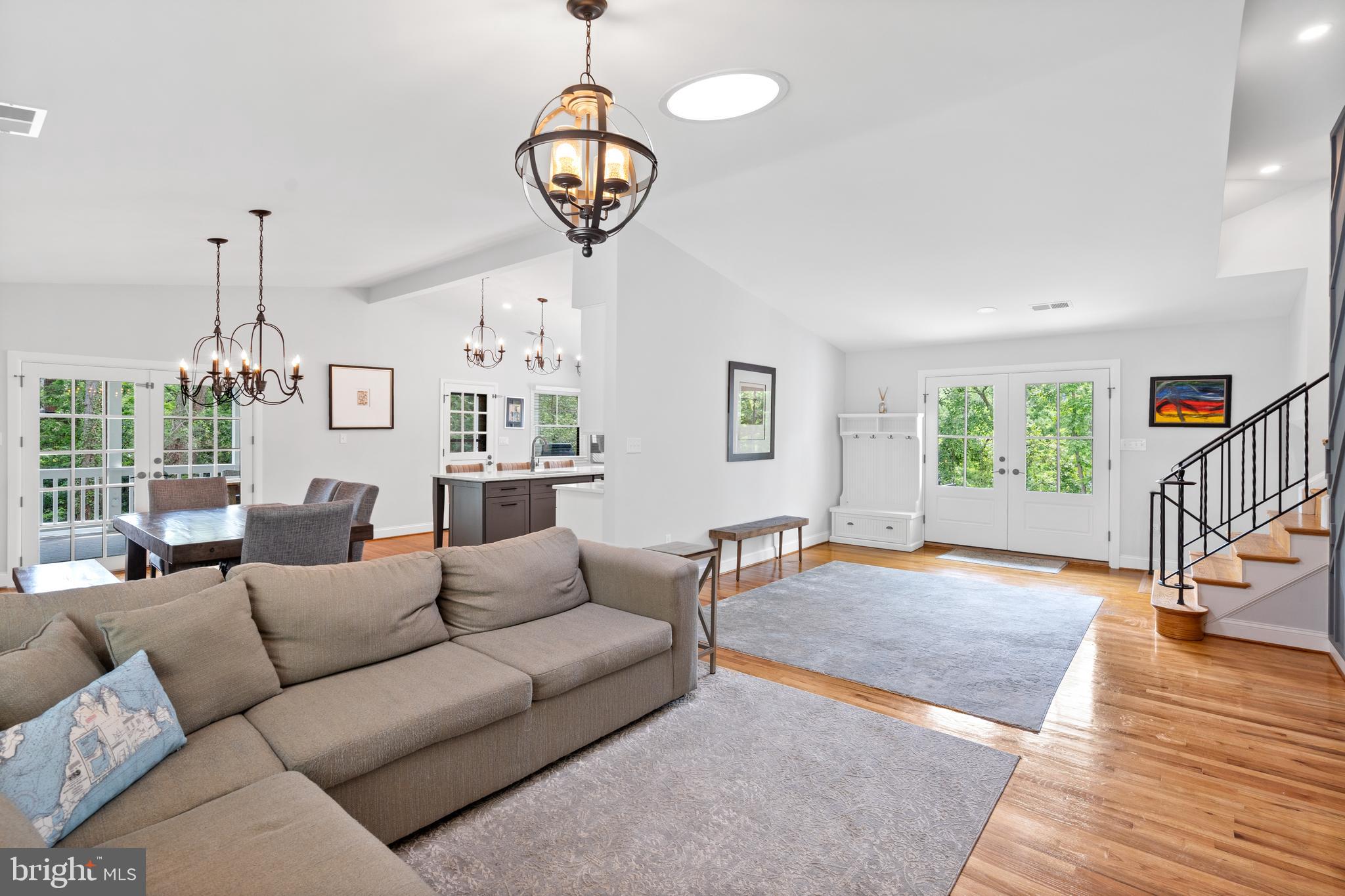 7117 Fort Hunt Road Alexandria, VA 22307 - Photo 4 of 47 Warm living room