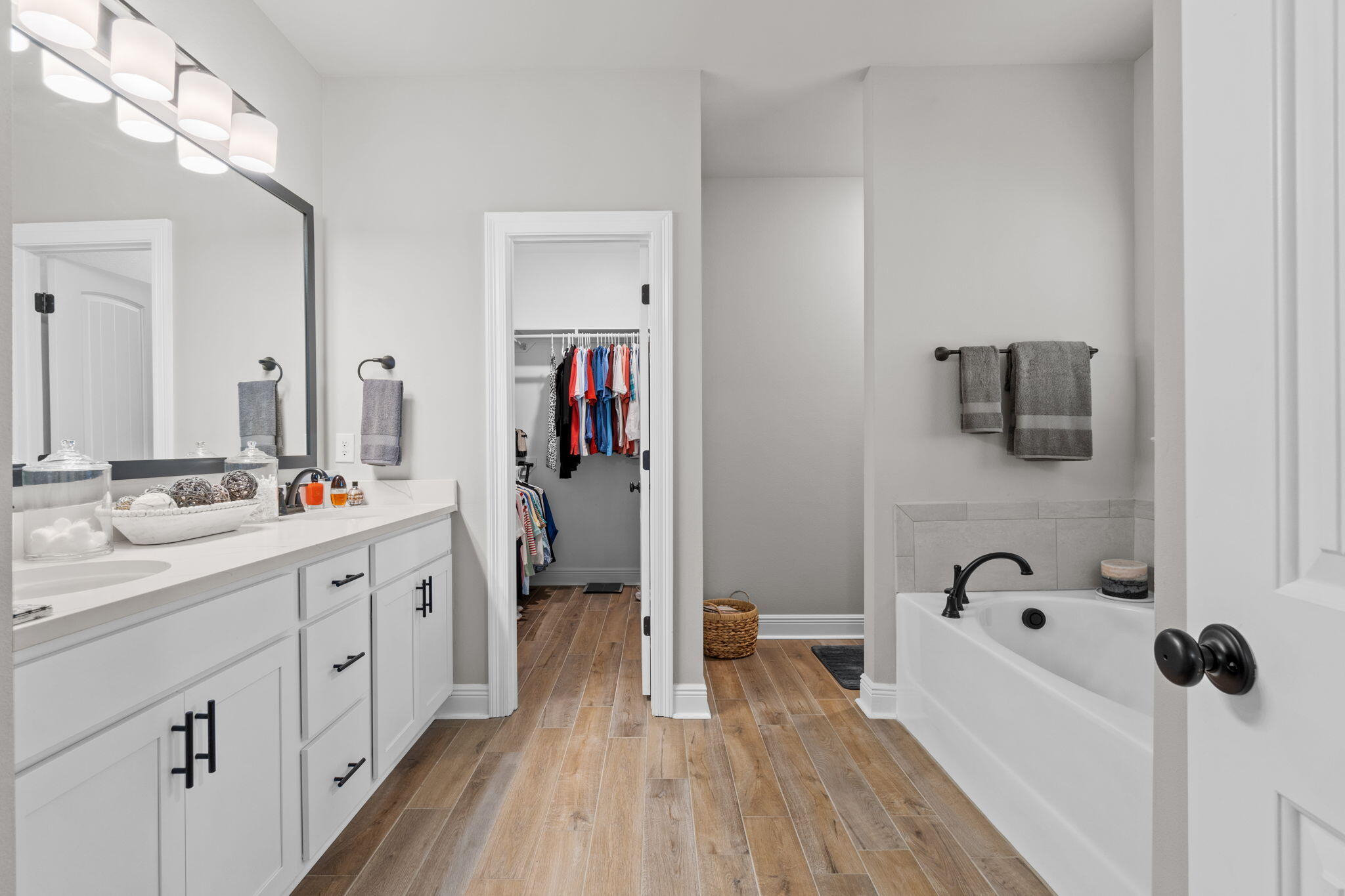 33 Cozy Cove Freeport, FL 32439 - Photo 25 of 87 a bathroom with a double vanity sink and mirror
