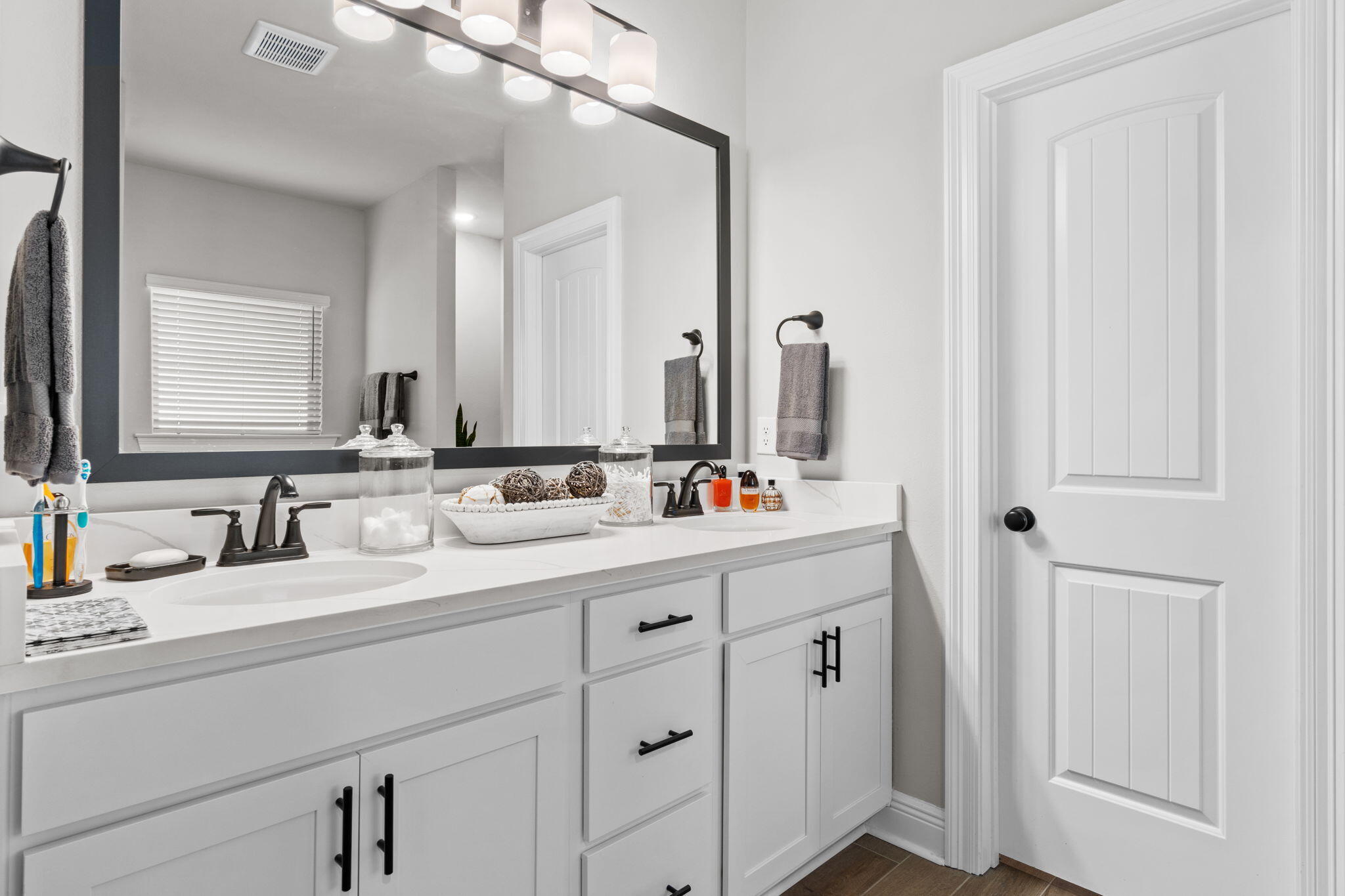 33 Cozy Cove Freeport, FL 32439 - Photo 26 of 87 a bathroom with a double vanity sink and mirror