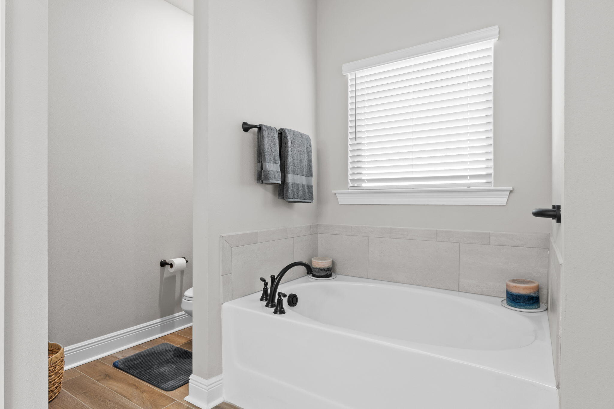 33 Cozy Cove Freeport, FL 32439 - Photo 28 of 87 a white bath tub sitting next to a white sink