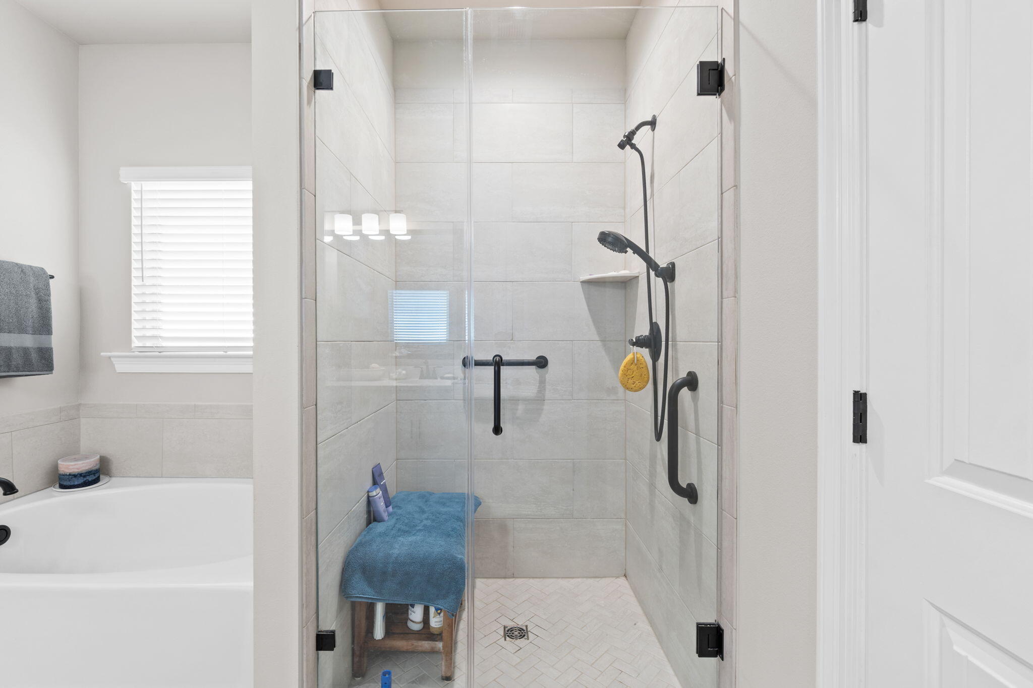 33 Cozy Cove Freeport, FL 32439 - Photo 29 of 87 a bathroom with a tub and a shower