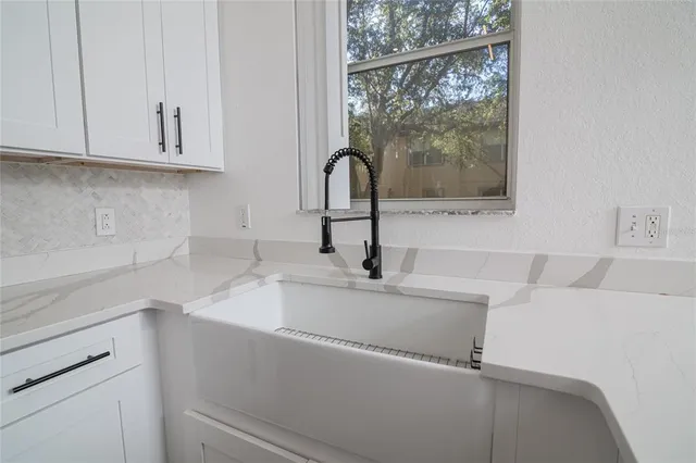 a view of entryway with bedroom