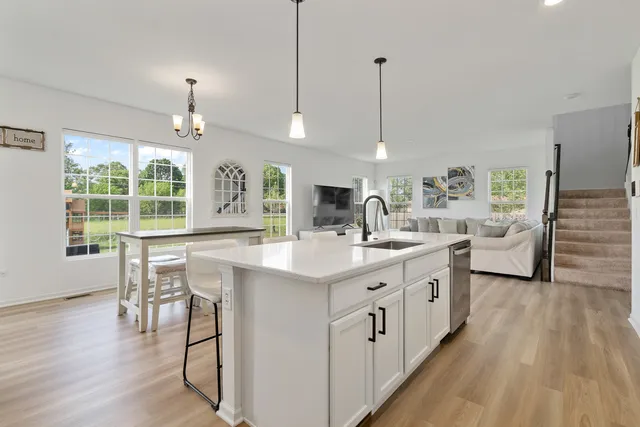 a large kitchen with kitchen island a large island in it