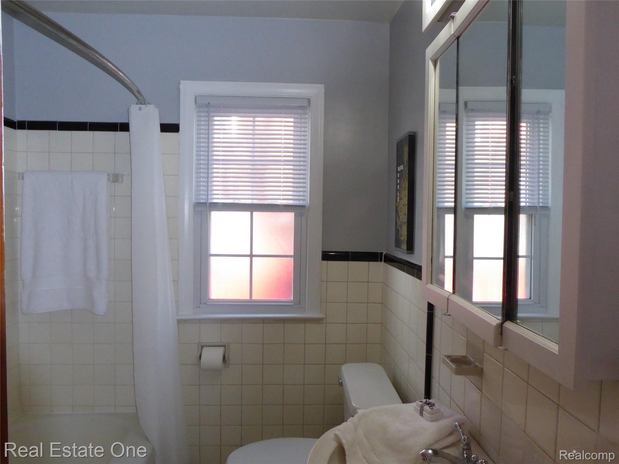 403 West Webster Road Royal Oak, MI 48073 - Photo 15 of 20 VINTAGE CLASSIC BLACK & WHITE C/T BATH - DECO STYLE TUB