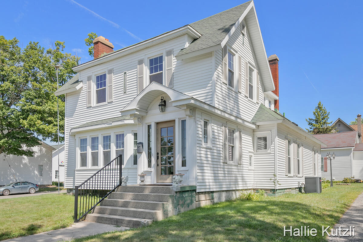 504 South Bridge Street Belding, MI 48809 - Photo 3 of 50 IMG_1002