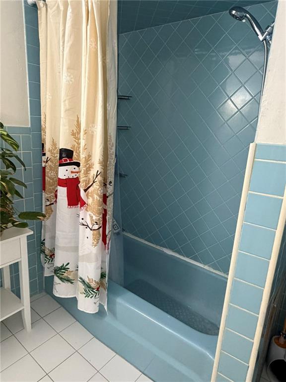 2219 Edgebrook Avenue Pittsburgh, PA 15226 - Photo 7 of 19 a bathroom with a bathtub and shower