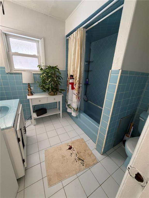 2219 Edgebrook Avenue Pittsburgh, PA 15226 - Photo 8 of 19 a living room with a furniture