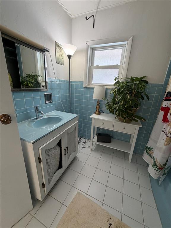 2219 Edgebrook Avenue Pittsburgh, PA 15226 - Photo 9 of 19 a view of a kitchen area with furniture and window