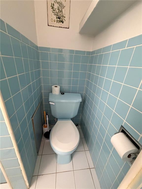 2219 Edgebrook Avenue Pittsburgh, PA 15226 - Photo 10 of 19 a bathroom with a toilet and a rug