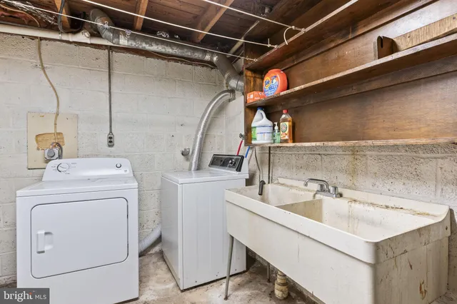 a view of a house with a small yard and plants