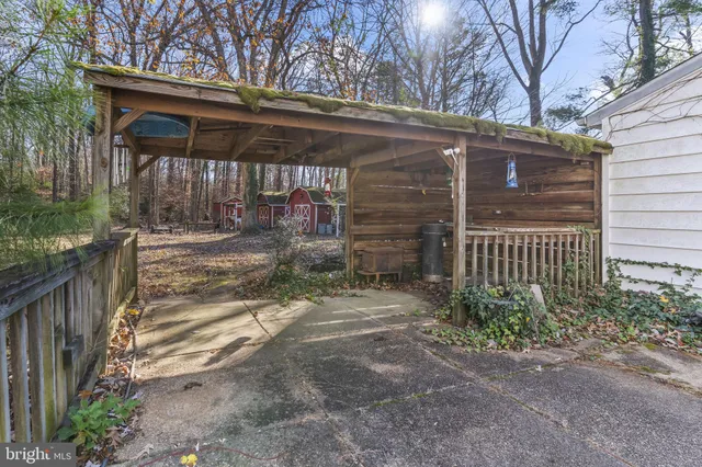 a view of a backyard with white house