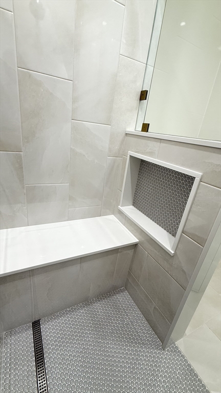 18 Powder House Lane, Unit 5 Walpole, MA 02032 - Photo 9 of 20 a bathroom with a bathtub