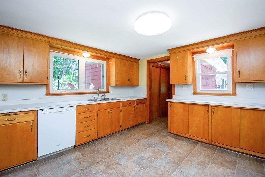 566 5 Mile River Road Putnam, CT 06260 - Photo 9 of 37 Gallery Image 9