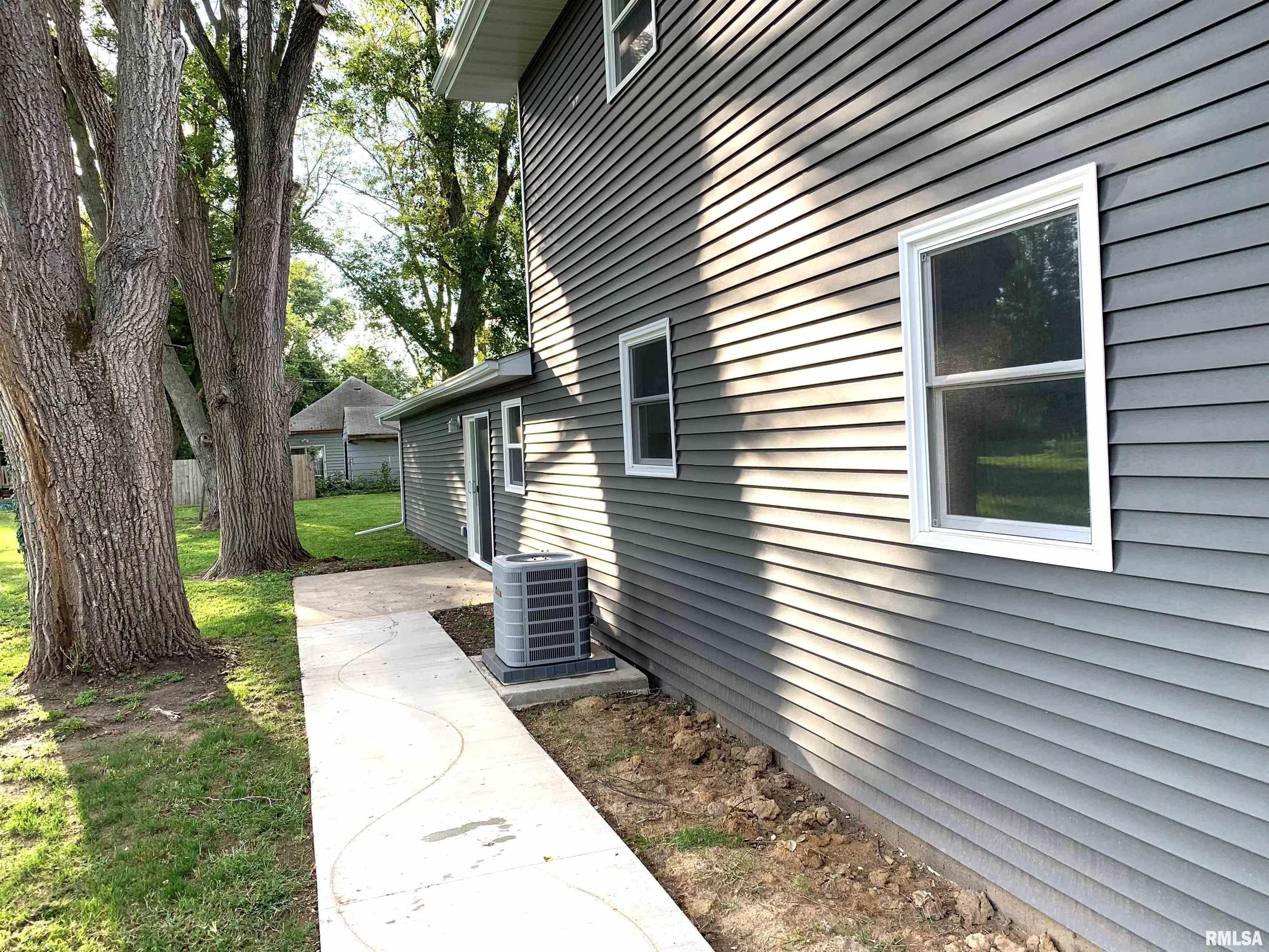 707 North Taylor Street Athens, IL 62613 - Photo 5 of 29