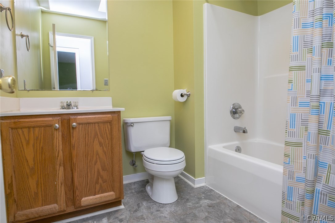 564 Jackson Road Bumpass, VA 23024 - Photo 13 of 36 a bathroom with a toilet sink and mirror