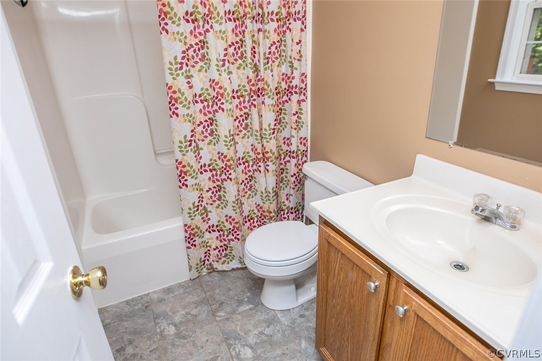 564 Jackson Road Bumpass, VA 23024 - Photo 16 of 36 a bathroom with a sink toilet and shower