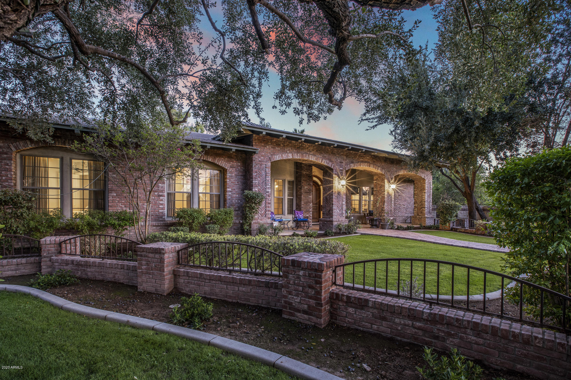 307 West Lamar Road Phoenix, AZ 85013 - Photo 4 of 61 a front view of a house with garden
