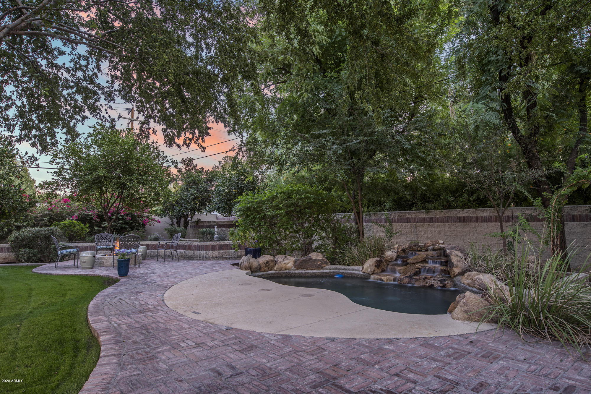 307 West Lamar Road Phoenix, AZ 85013 - Photo 41 of 61 a view of a patio with table and chairs and potted plants