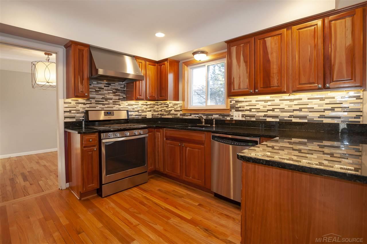 805 Canterbury Road Grosse Pointe Woods, MI 48236 - Photo 13 of 41