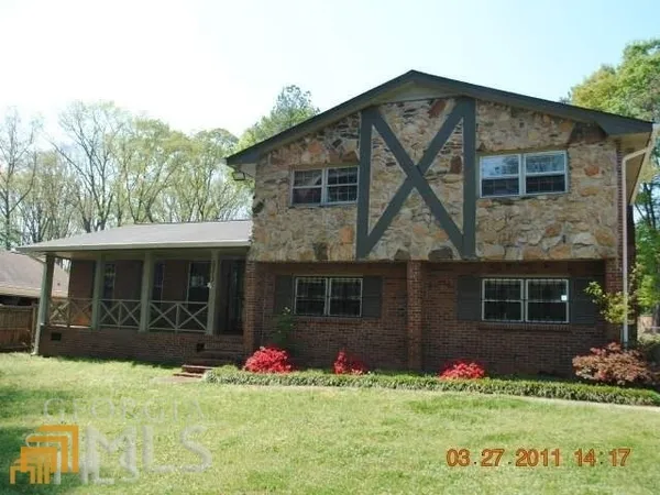 a front view of house with yard