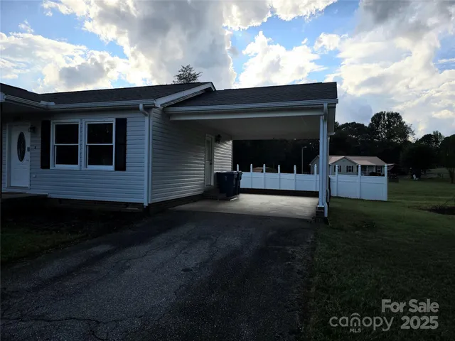 a view of back yard of the house