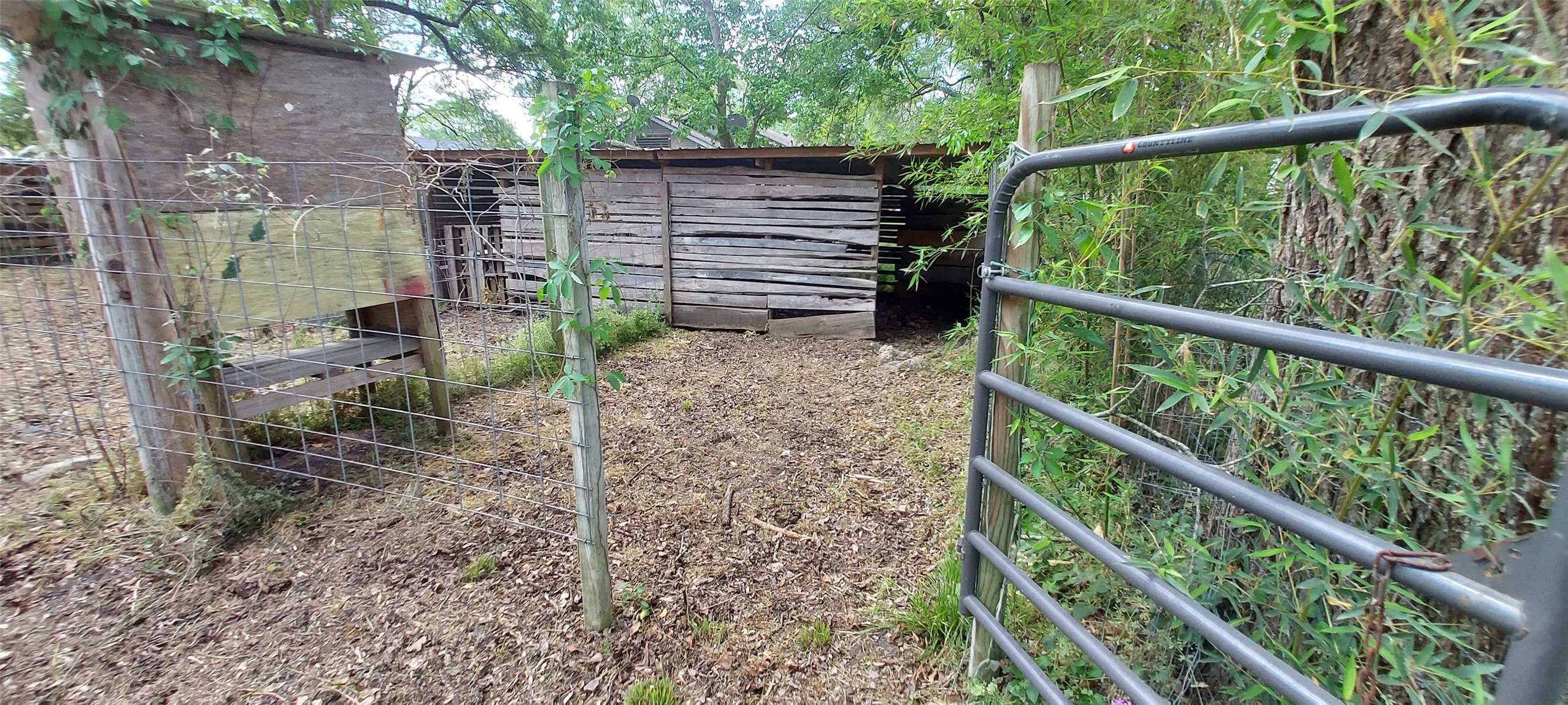 324 East Second Street Groveton, TX 75845 - Photo 10 of 20 a view of a wooden fence with trees