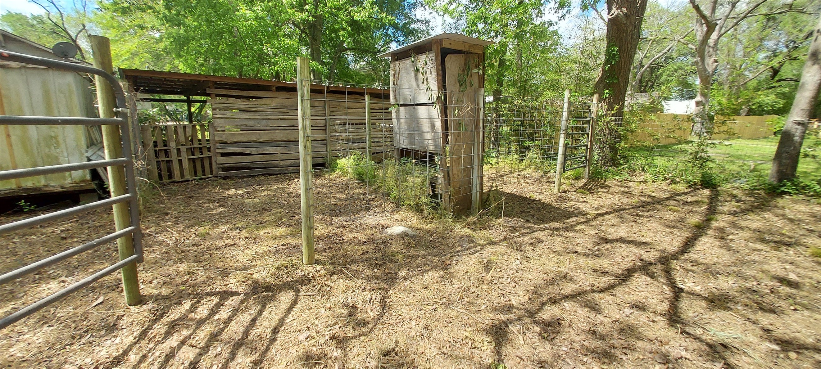 324 East Second Street Groveton, TX 75845 - Photo 12 of 20 a backyard of a house