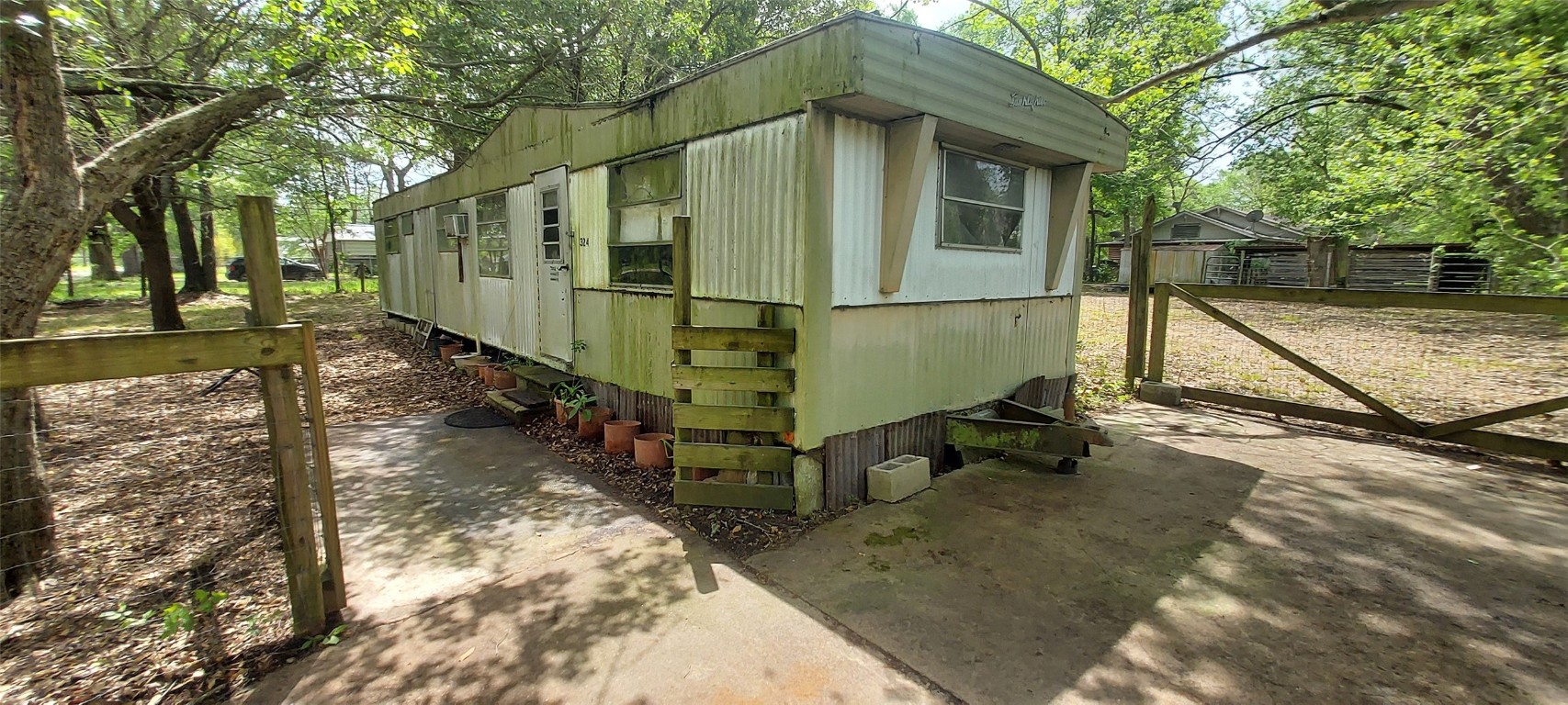 324 East Second Street Groveton, TX 75845 - Photo 2 of 20 a view of a house with a yard