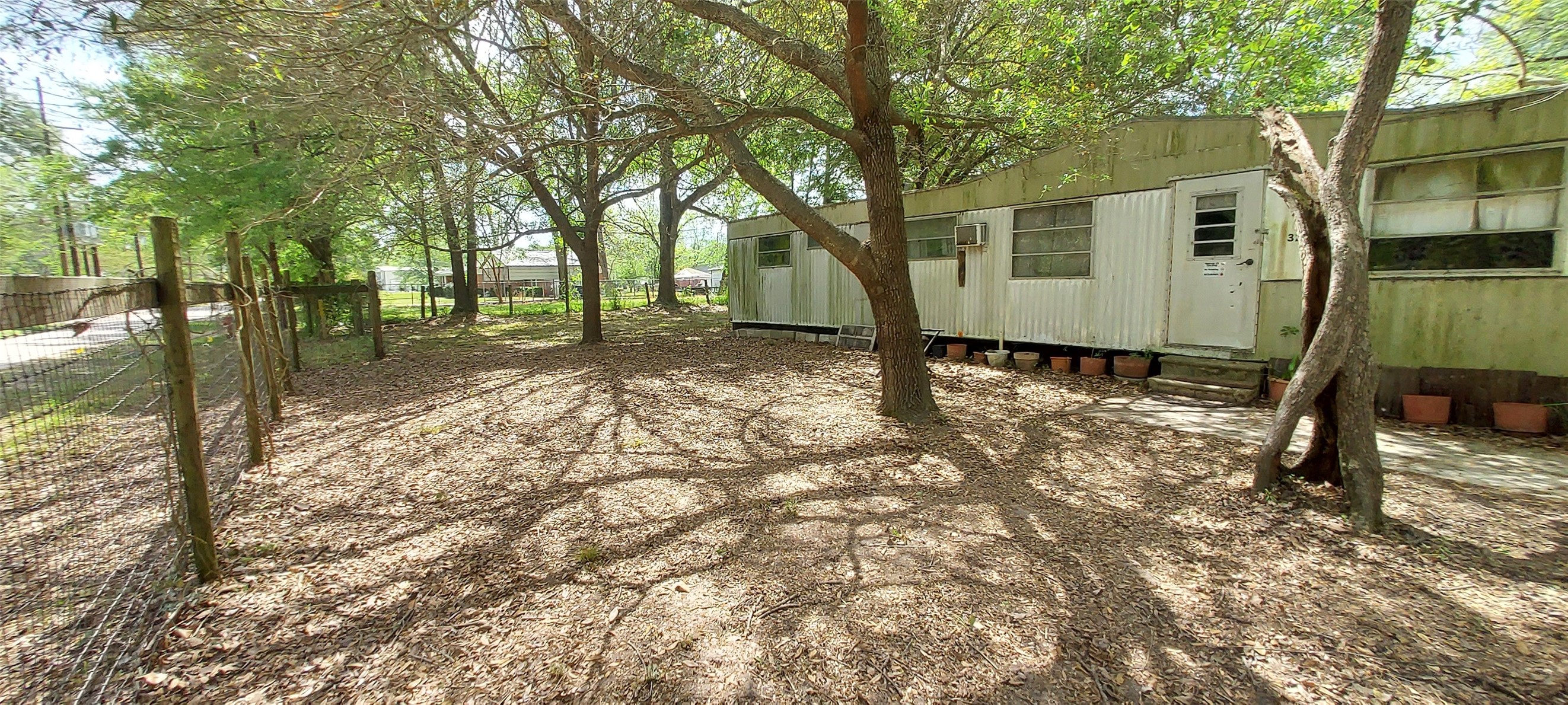 324 East Second Street Groveton, TX 75845 - Photo 4 of 20 a backyard of a house with lots of green space