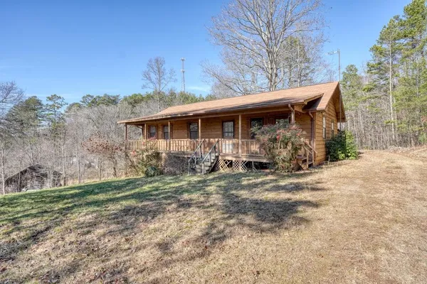 a view of a house with backyard