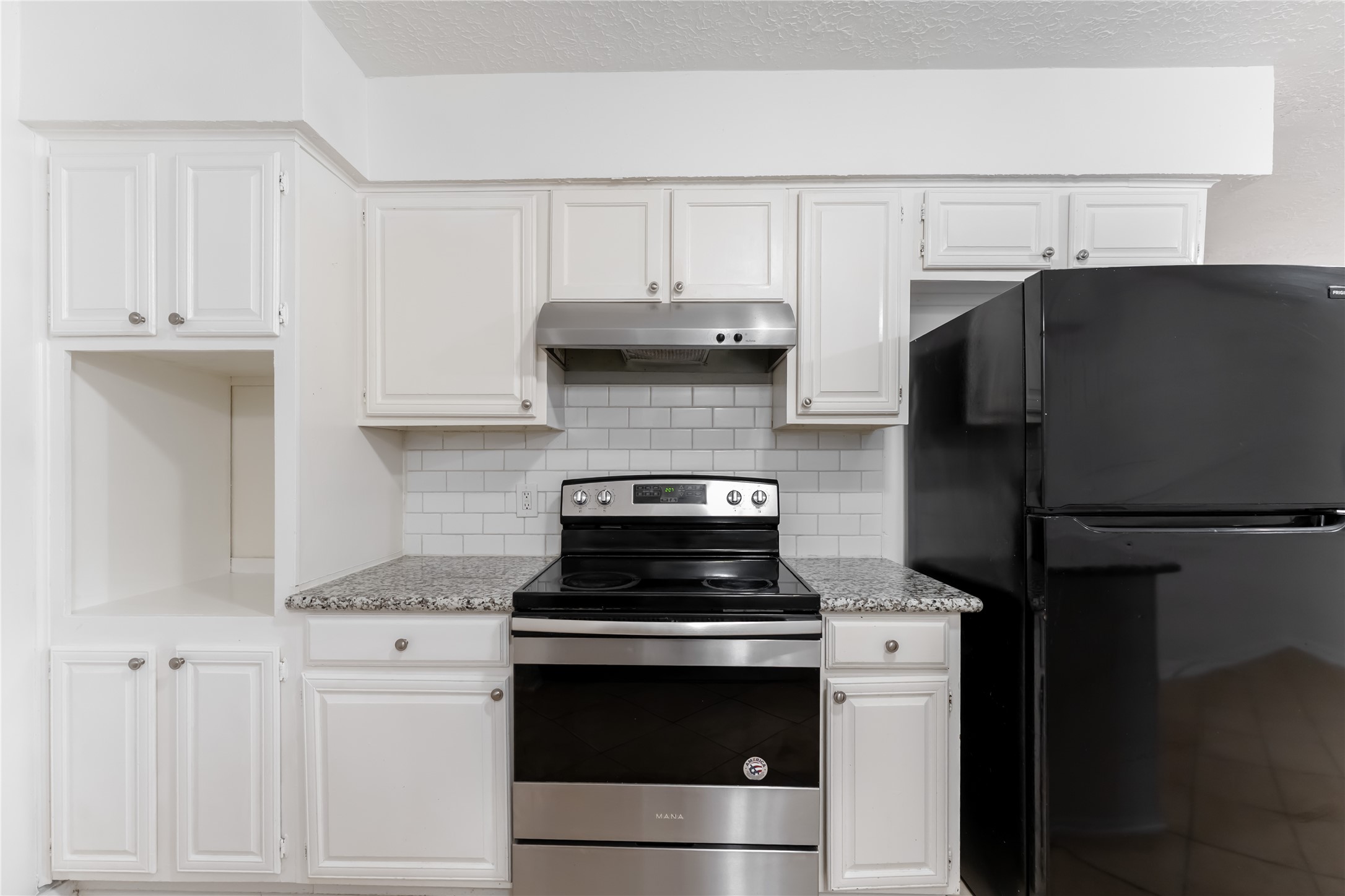 4927 Glendower Drive Spring, TX 77373 - Photo 5 of 22 a kitchen with a stove and a refrigerator