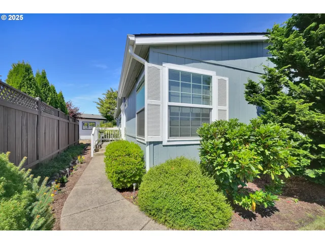 $265,000 | 4055 Royal Avenue, Unit 150, Eugene, OR 97402