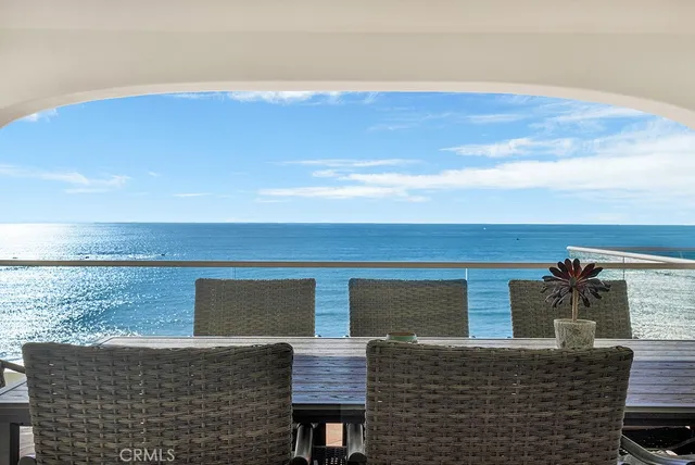 a view of roof with yard