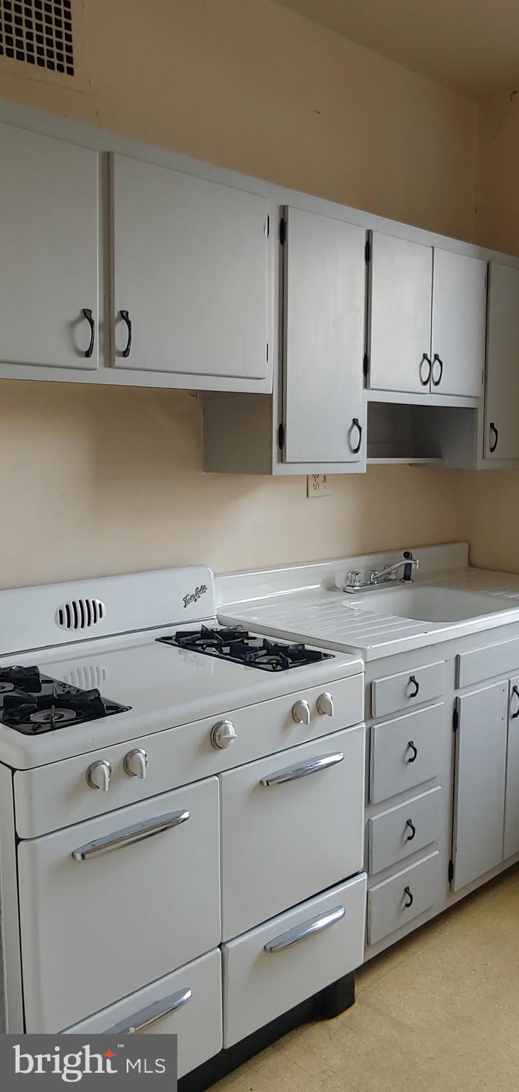 1736 Columbia Road Northwest, Unit 404 Washington, DC 20009 - Photo 8 of 18 Kitchen