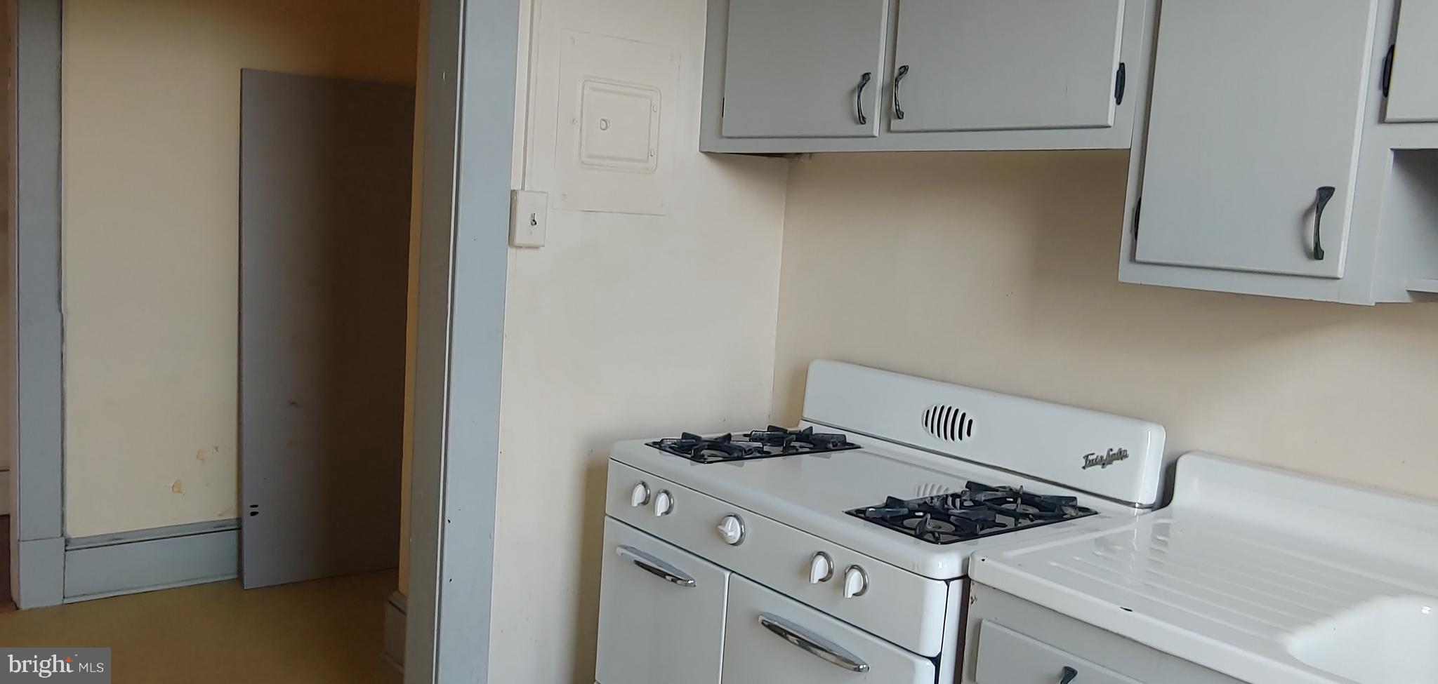 1736 Columbia Road Northwest, Unit 404 Washington, DC 20009 - Photo 9 of 18 Kitchen