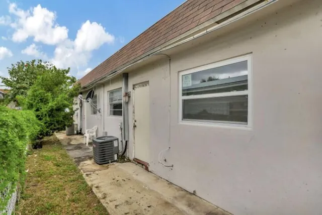 $1,700 | 240 Southeast 9th Avenue, Unit 2, Pompano Beach, FL 33060