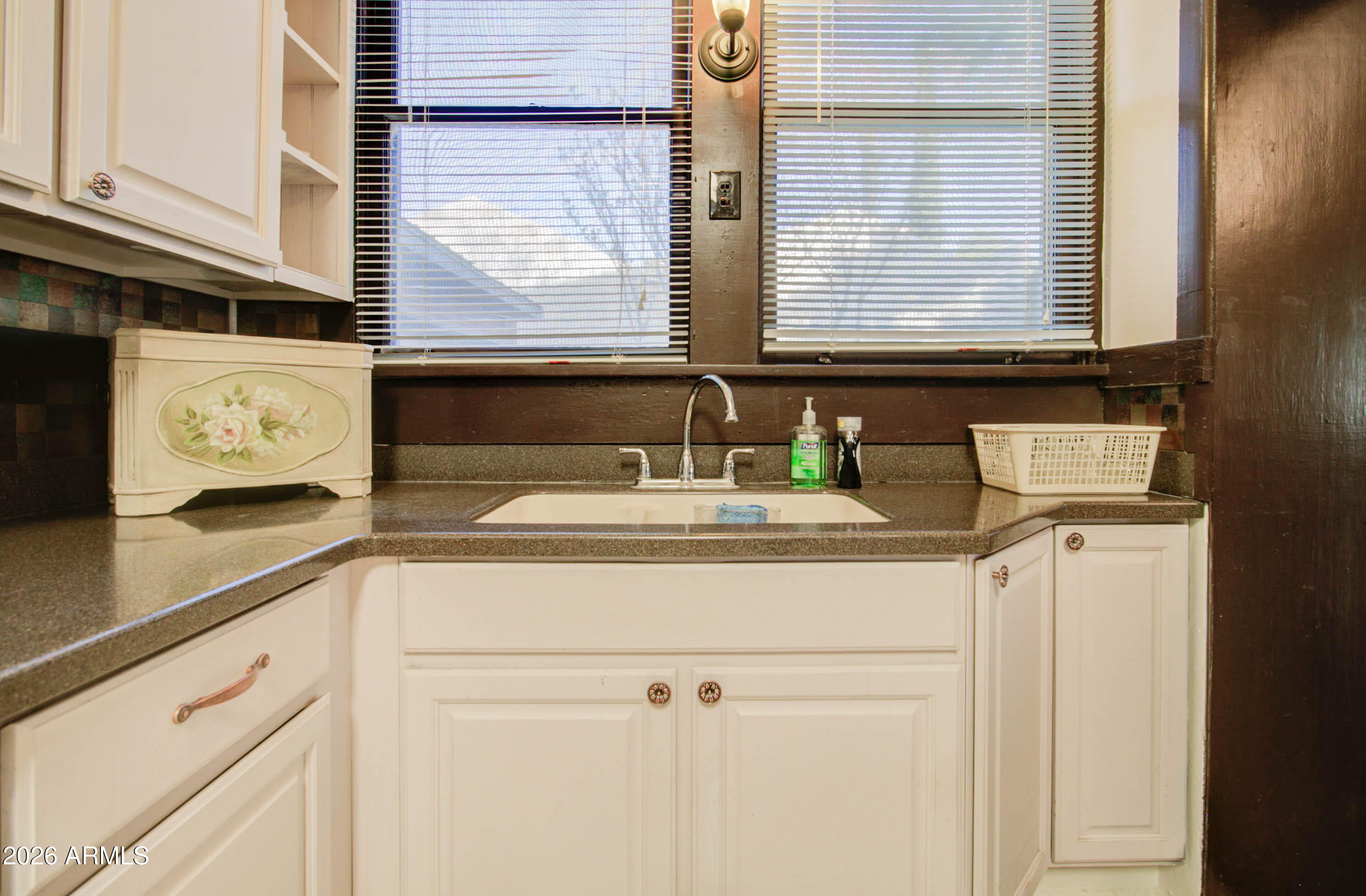 385 South Broad Street Globe, AZ 85501 - Photo 16 of 36 a sink with a granite countertop window