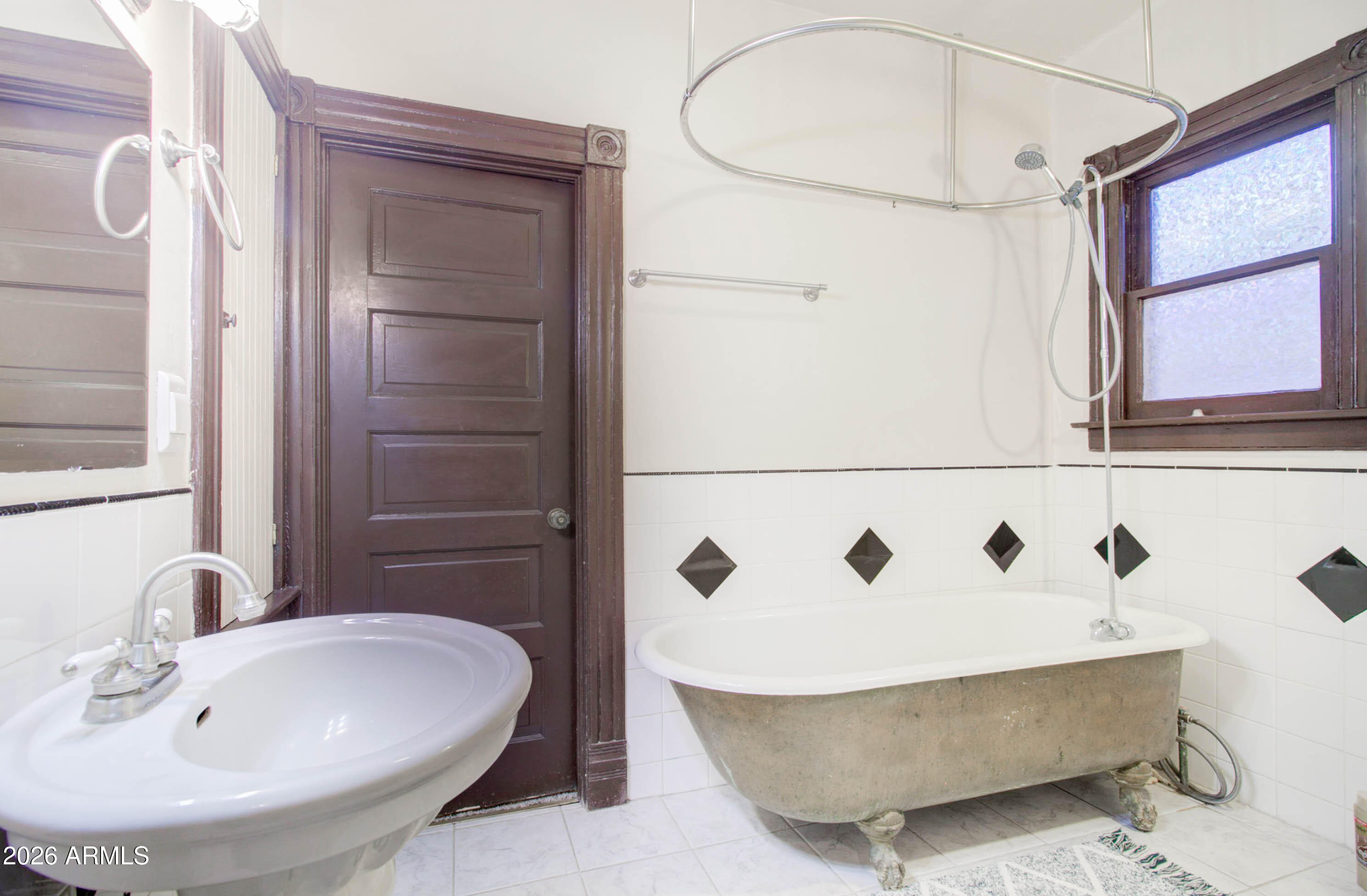 385 South Broad Street Globe, AZ 85501 - Photo 21 of 36 a bathroom with a bathtub and shower