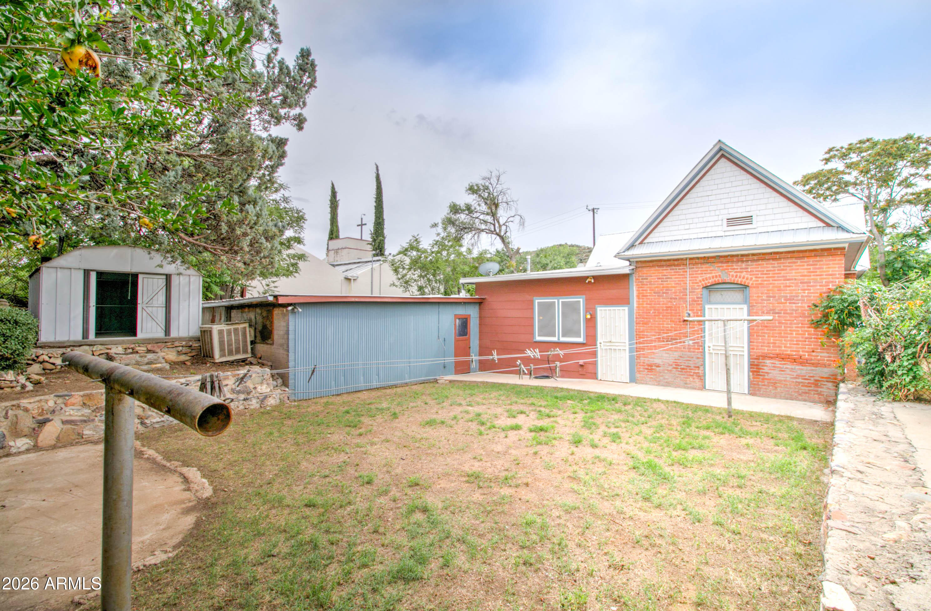 385 South Broad Street Globe, AZ 85501 - Photo 32 of 36 a front view of a house with garden
