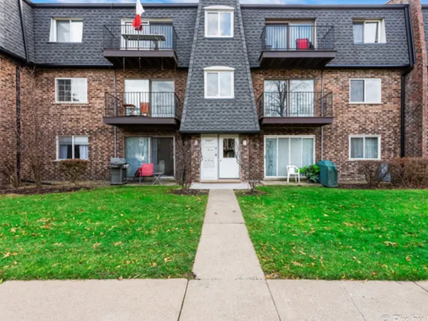 $1,800 | 9407 Bay Colony Drive, Unit 2W, Des Plaines, IL 60016