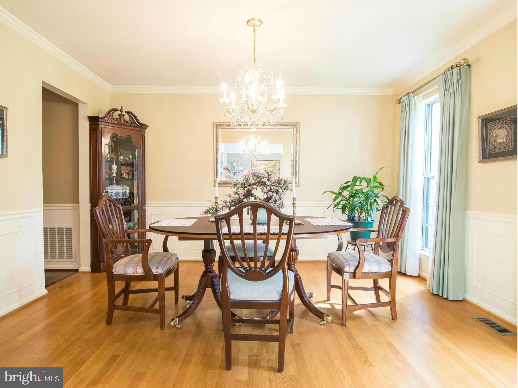 Enjoy Family Meals In This Room w/ Picture Molding