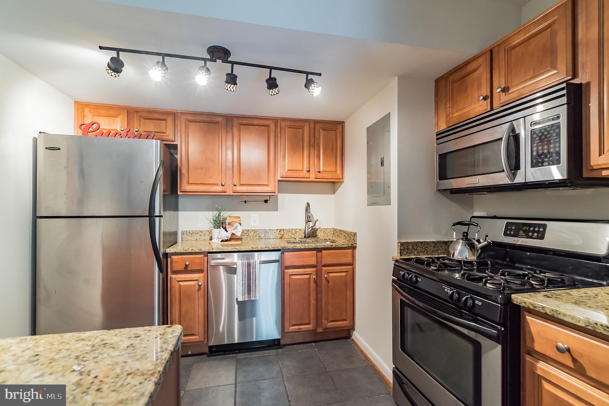 8618 Manchester Road, Unit 2 Silver Spring, MD 20901 - Photo 18 of 39 kitchen peninsula, granite countertops,