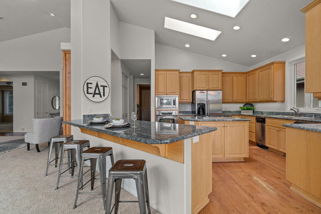 61957 Fall Creek Loop Bend, OR 97702 - Photo 9 of 42 Kitchen