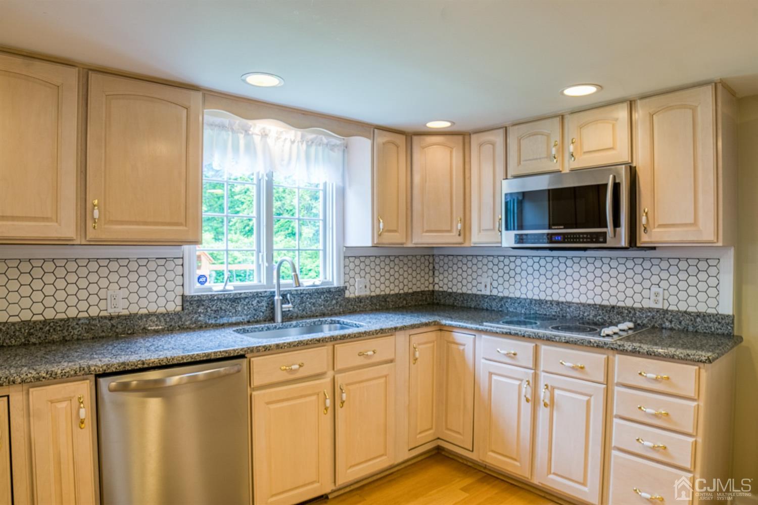 403 Georges Road Dayton, NJ 08810 - Photo 12 of 29 Gallery Image 12