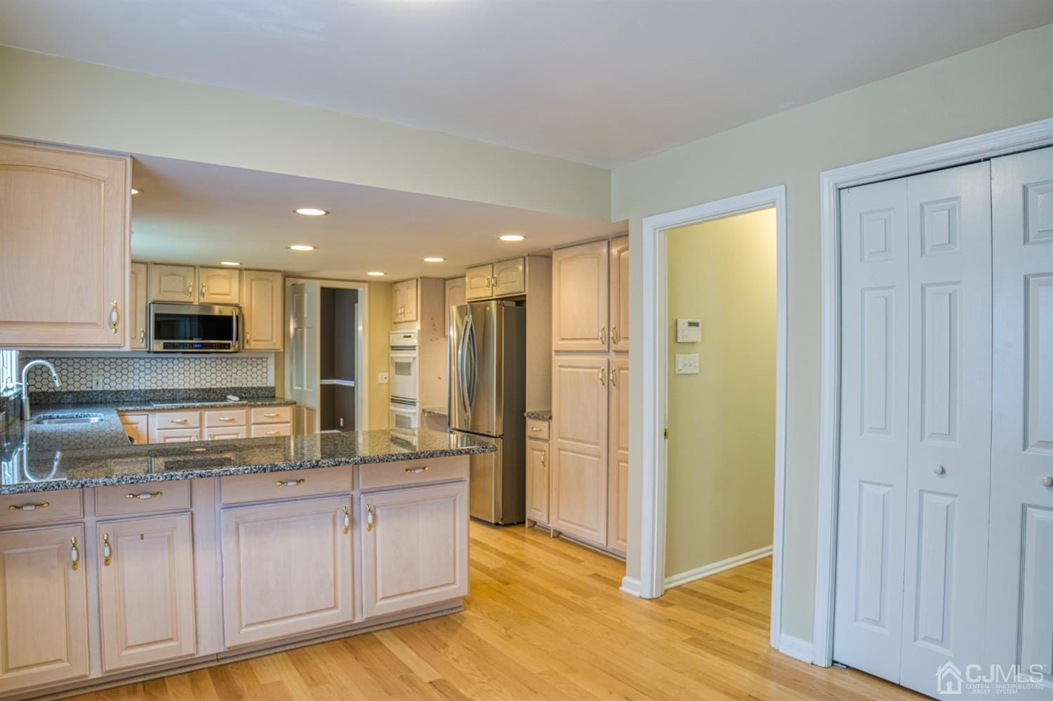 403 Georges Road Dayton, NJ 08810 - Photo 16 of 29 Gallery Image 16