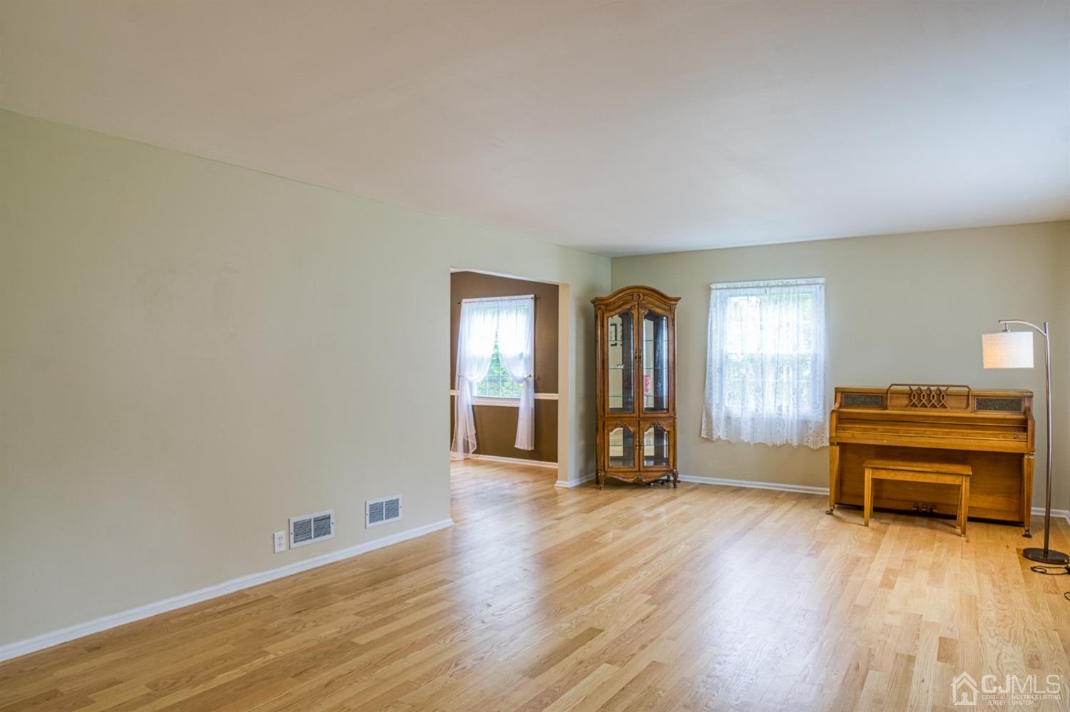 403 Georges Road Dayton, NJ 08810 - Photo 9 of 29 Gallery Image 9